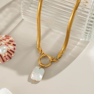 Élégant collier chaîne serpent dorée avec un pendentif perle baroque blanche naturelle sur fond clair
