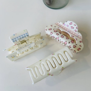 Detailed set of three acrylic hair claws featuring floral, plaid, and leopard patterns