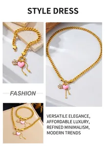 Détail du parure collier plaqué or 18K avec pendentifs cœur rose et fleurs