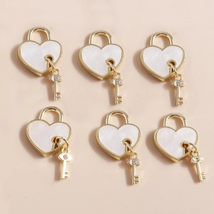 Set di ciondoli a lucchetto a cuore e chiave dorati con smalto bianco e strass per fai-da-te