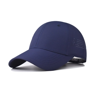Dettaglio del cappellino sportivo blu scuro con fori di ventilazione tagliati al laser