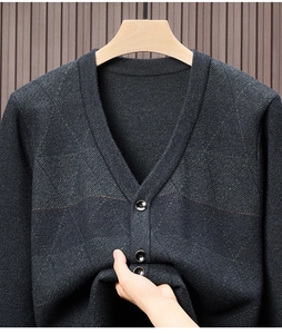 Details zur dunkelgrauen Strickweste mit V-Ausschnitt, Rautenmuster und Knopfleiste
