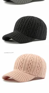Détail de la maille torsadée sur des casquettes de baseball d'hiver empilées colorées