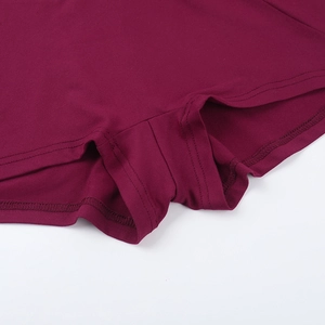 Dettaglio dei pantaloncini sportivi rosso vino con cuciture professionali a doppio ago