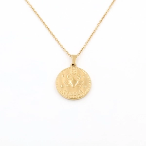 Détail macro du pendentif zodiaque Cancer plaqué or 18 carats avec pièce de monnaie embossée