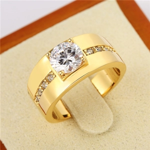 Vue macro d'une bague en diamant pour homme dorée avec une grande pierre centrale ronde