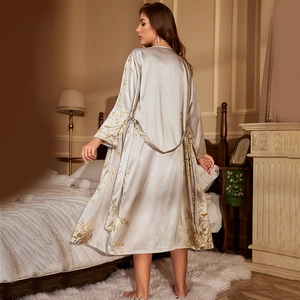 Eleganter langer Bademantel aus Seidensatin mit Blumenmuster und Gürtel auf einem Modell