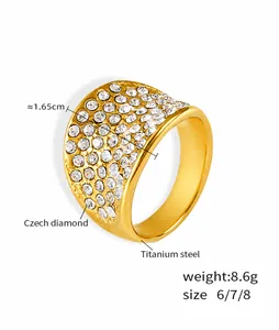 Detalle del anillo ancho de onda en acero de titanio con diamantes pavé resplandecientes