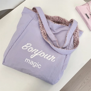 Détail du sac cabas lilas avec imprimé Bonjour et doublure léopard rose en fausse fourrure