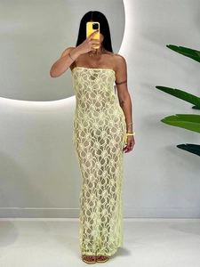 Détail de la dentelle jaune élégante sur une robe longue bustier pour l'été