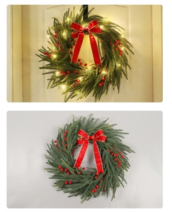Gros plan d'une couronne de Noël lumineuse avec baies rouges et grand nœud bordé d'or