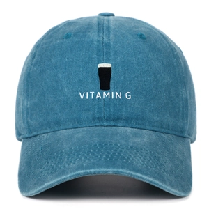 Detail der Vitamin G Bierkrug-Stickerei auf verwaschener blauer Vintage-Basecap