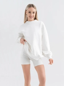 Γυναικείο μίνιμαλ λευκό oversized φούτερ και σετ ποδηλατικό σορτς με ριμπ πλέξη