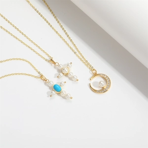 Colliers dorés avec pendentifs croix en perles et croissant de lune sur fond blanc