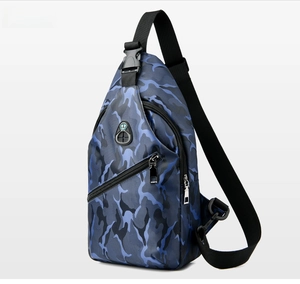 Détail d'un sac de poitrine camouflage bleu avec tissu imperméable et bandoulière