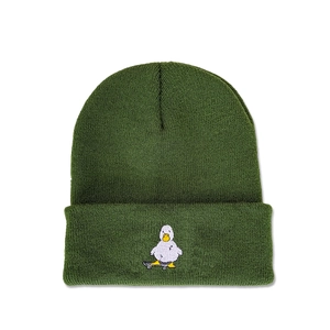 Détail de la broderie canard sur un bonnet en maille vert foncé aux coutures précises
