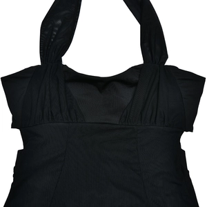 Détail de la robe licou noire avec empiècement en mesh transparent et coupe ajustée