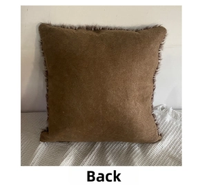 Vista dettagliata del retro di una fodera per cuscino decorativa in peluche marrone