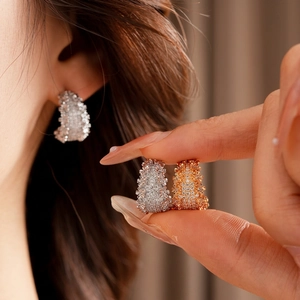 Boucles d'oreilles créoles C en or et argent serties de cristaux de zircone cubique