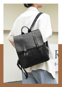 Details eines schwarzen Lederrucksacks im Vintage-Stil mit goldenen Schnallen und Riemen