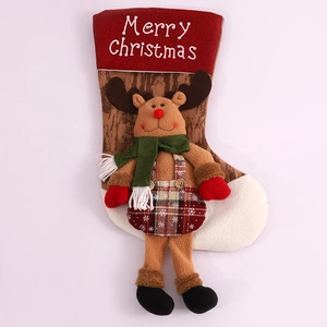 Detail eines Weihnachtsstrumpfs mit Rentierfigur und Merry Christmas Bestickung aus Plüsch
