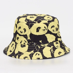 Detalle de gorro de pescador amarillo con estampado de panda en tela de lona premium