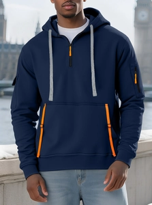 Dettaglio felpa con cappuccio blu navy con cerniera arancione e tasca sulla manica