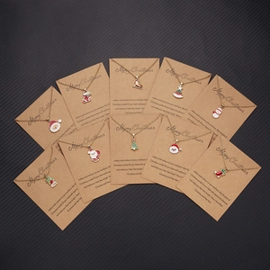 Weihnachts-Halsketten-Set mit Emaille-Anhängern und festlichen Wunschkarten in Gold
