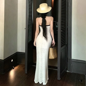 Vue arrière d'une robe maxi blanche bustier avec bordure contrastée noire de style vacances