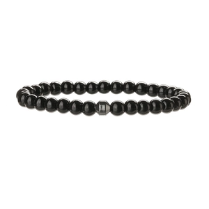 Détail macro de perles de pierre noire 6mm avec un accent d'hématite hexagonale grise