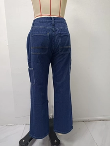Détail des poches arrière et de la coupe droite du jean cargo en denim bleu foncé