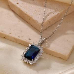 Collier en argent élégant avec pendentif en pierre bleue carrée et halo de zircons