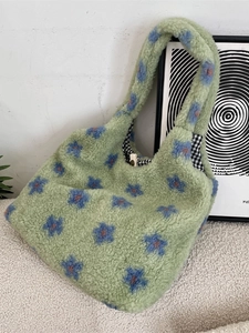 Sac fourre-tout en peluche verte avec fleurs bleues et texture douce en laine d'agneau