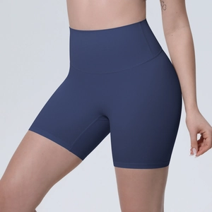Gros plan du short de yoga bleu marine à taille haute montrant le tissu élastique sans couture