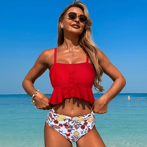 Tankini deux pièces rouge à volants et bas taille haute à imprimé floral sur la plage