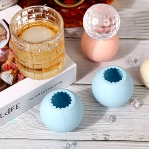 Silikon Eiskugelform für Whiskey mit facettiertem Design in Rosa und Blau erhältlich