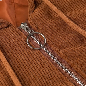Detail des Metallring-Reißverschlusses an der braunen Cord-Kapuzenjacke