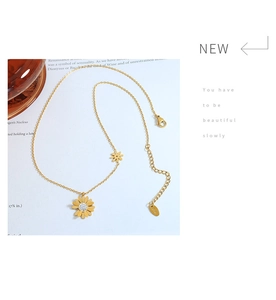 Detalle del collar de margarita dorada con circonitas brillantes y grabado S925 en el cierre