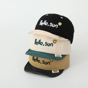 Trois casquettes en coton brodé pour bambins avec texte Hello Sun et visières contrastées