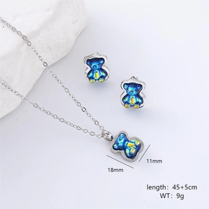 Detail view of resin bear jewelry set with dimensions 11x18mm and 45+5cm length necklace