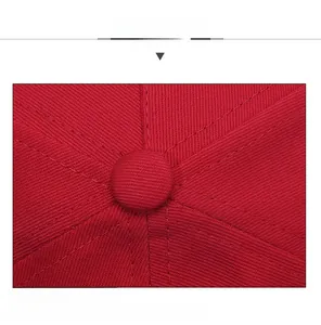 Nahaufnahme der verstärkten Nähte und des Stoffknopfes auf der roten Baseballkappe