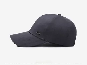 Vue détaillée du profil latéral d'une casquette de baseball gris foncé avec badge métal