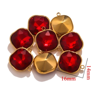 Détail de breloques en cristal carré rouge avec bord doré et dimensions de 14mm et 16mm