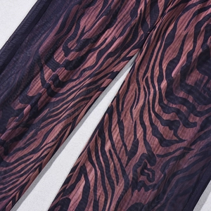 Detailansicht aus transparentem Netzstoff mit lila-schwarzem Tigermuster-Design