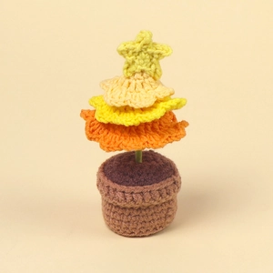 Détail d'un sapin de Noël au crochet fait main avec des couches de fils orange et jaune