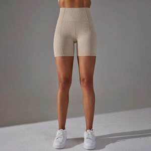 Dettaglio dei pantaloncini da yoga a vita alta senza cuciture con trama a nido d'ape traspirante