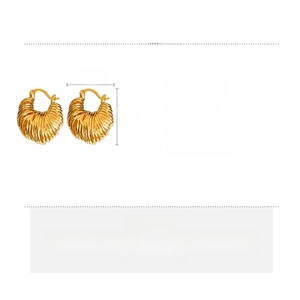Detailed size and material specifications for gold-plated U-shaped copper earrings