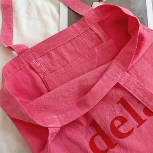 Nahaufnahme der rosa Canvas-Tasche mit Innentasche und verstärkten Nähten