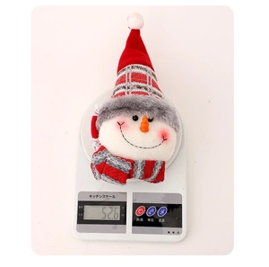 Détail d'un embrasse de rideau bonhomme de neige en peluche pesant 52,6g sur une balance