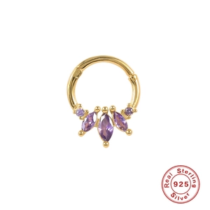 Vue détaillée d'un anneau de nez en argent 925 doré avec pierres marquises violettes